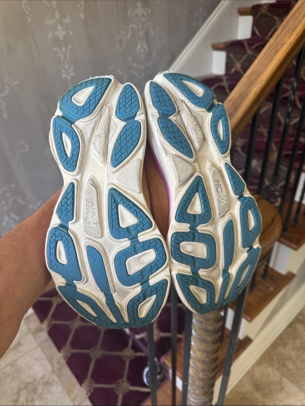 HOKA women’s BONDI 8 running shoe good condition size 8 1/2